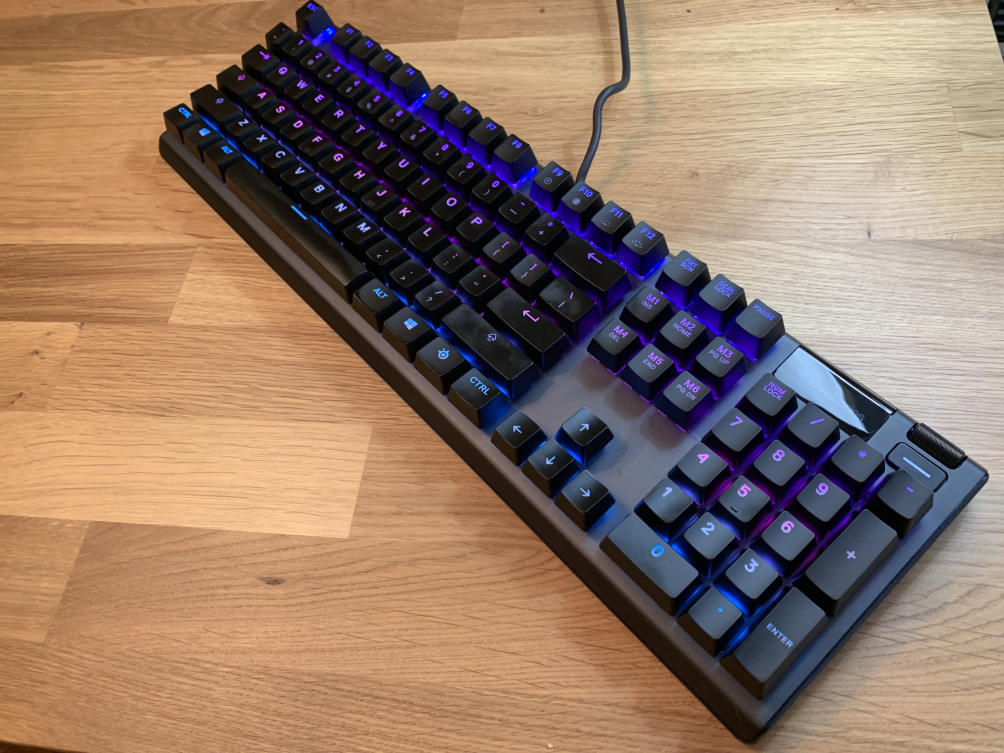 Ángulo izquierdo del teclado mecánico híbrido SteelSeries Apex 5