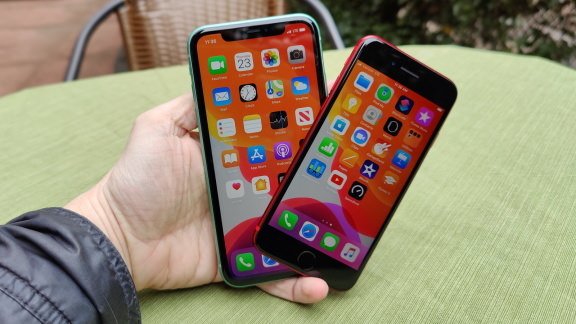 iphone 11 y iphone se 2020 en mano