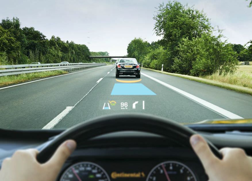 Ojos abiertos con tecnología de coche con pantalla frontal