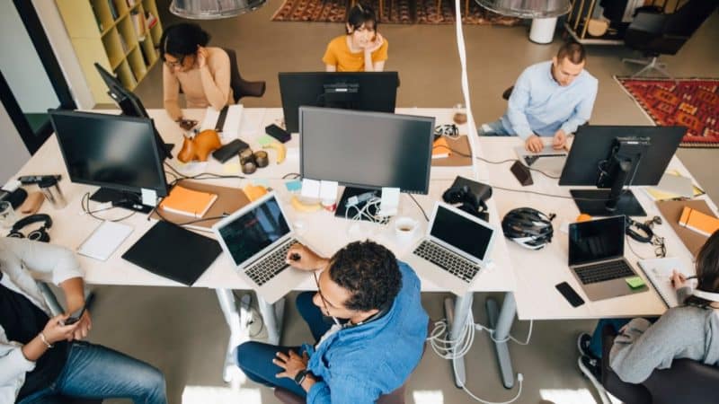 Cómo controlar varias computadoras con un teclado y un mouse