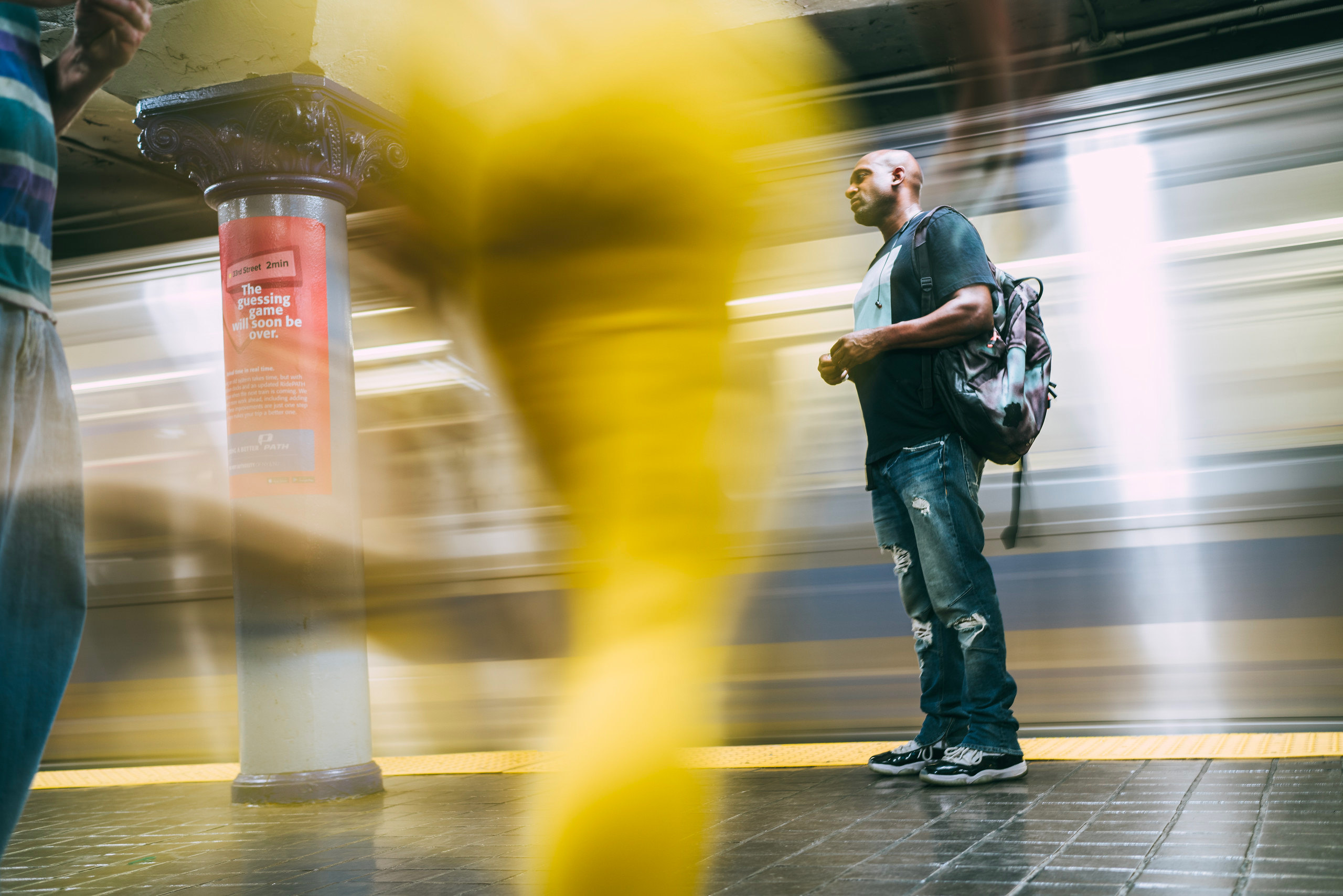 Imagen de muestra contemporánea Sigma de 45 mm (escena de la plataforma del metro, exposición prolongada)