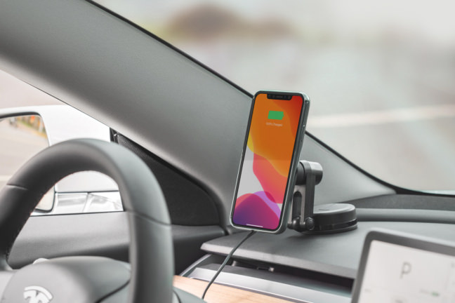 Soporte universal para coche Moshi SnapTo con imagen de carga inalámbrica