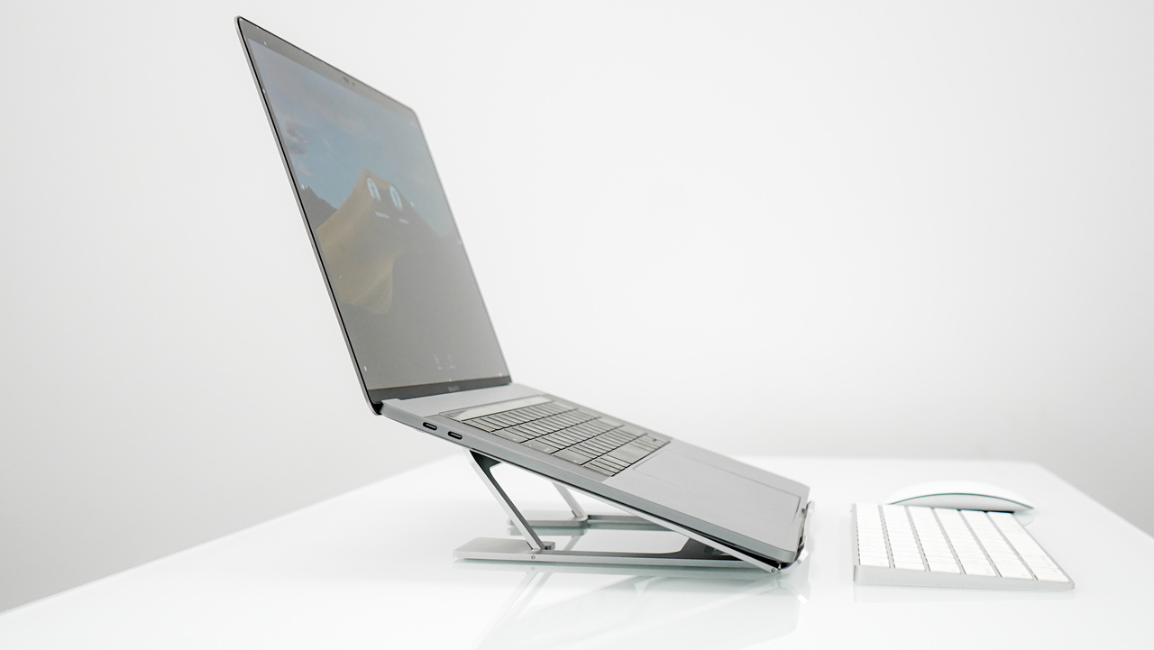 Portátil en un soporte para portátil con un teclado
