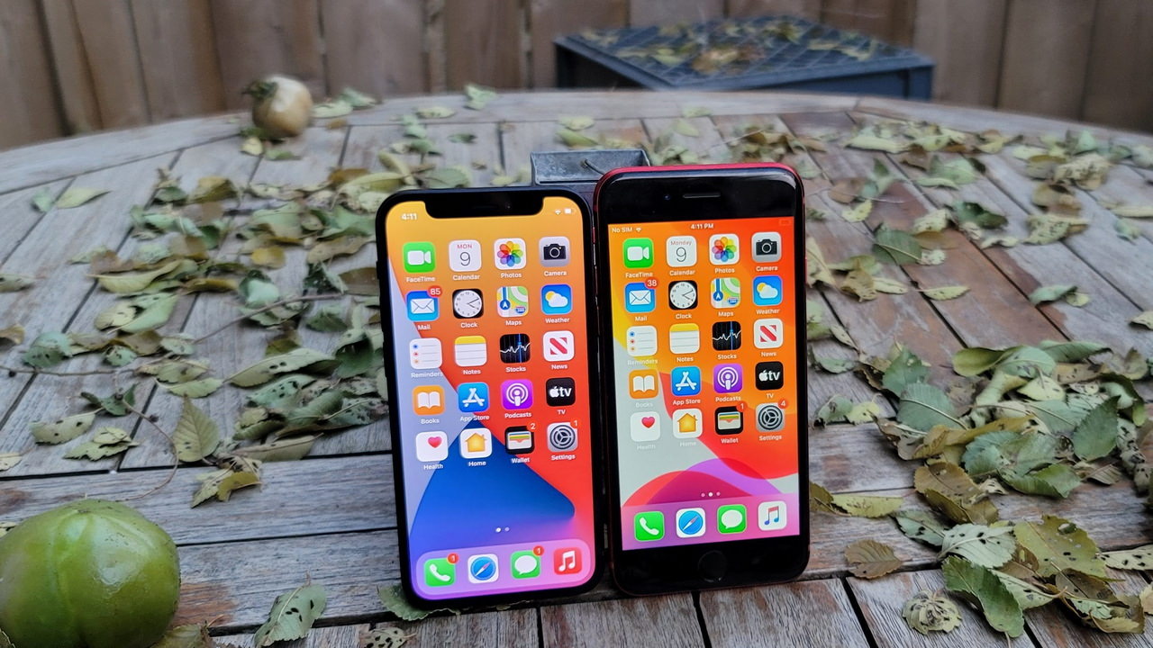 iPhone mini y SE uno al lado del otro