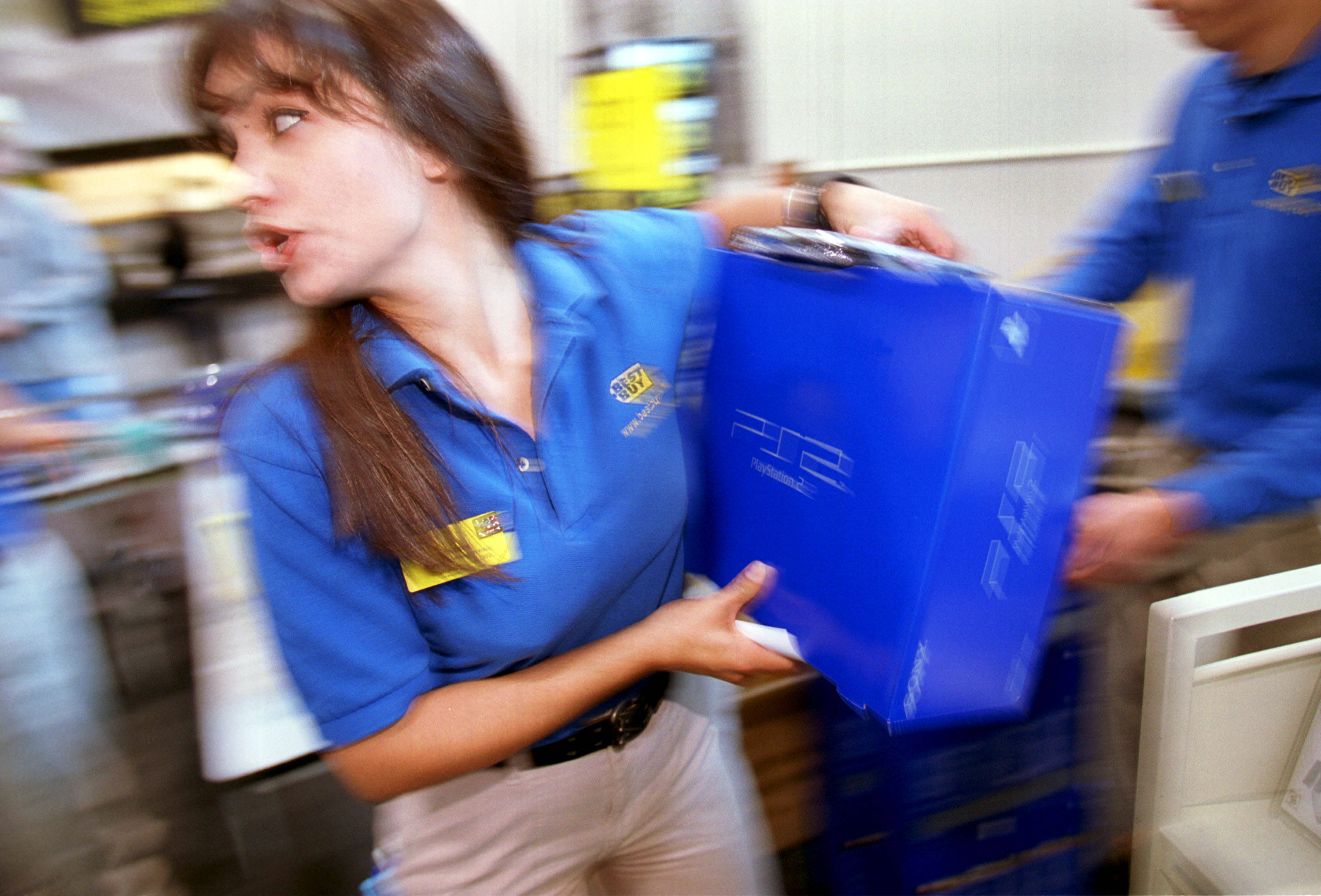 Trabajador de Best Buy con la PS2 en octubre de 2000 (Foto de Joe Raedle / Newsmakers)